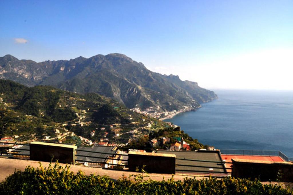 a view of the ocean from a hill with mountains at Domus Auditorium in Ravello