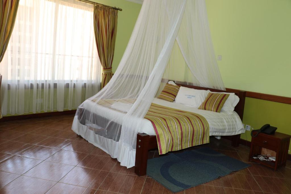 Llit o llits en una habitació de ACK Guest House Nairobi