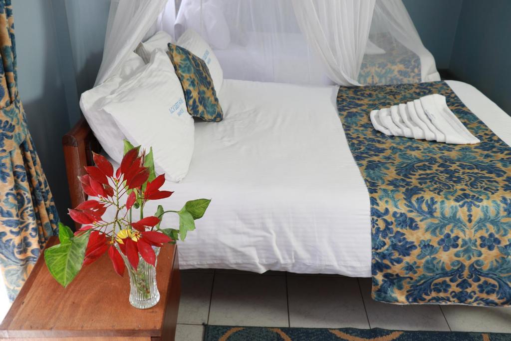 Llit o llits en una habitació de ACK Guest House Nairobi