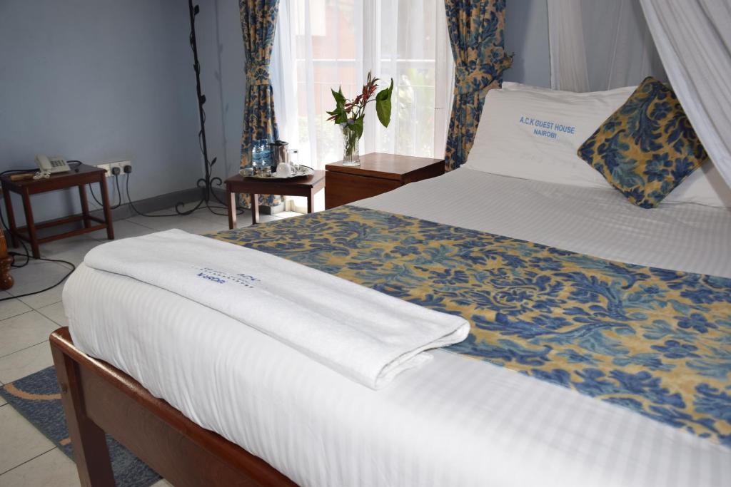 Llit o llits en una habitació de ACK Guest House Nairobi