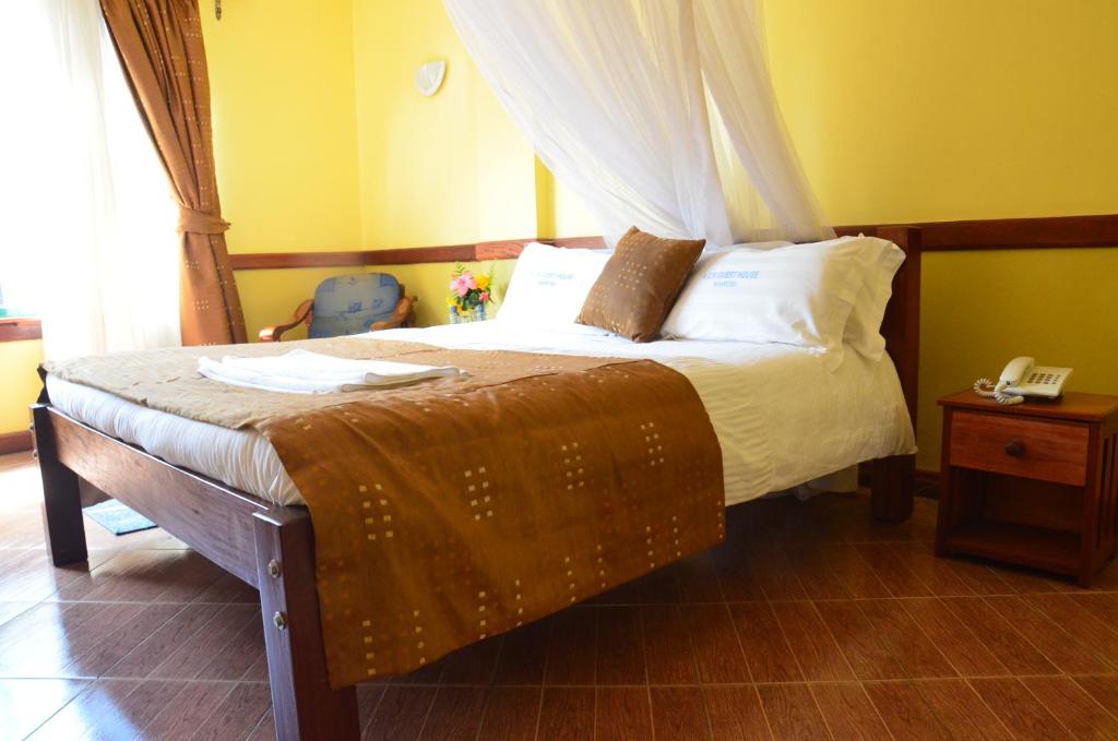 Llit o llits en una habitació de ACK Guest House Nairobi