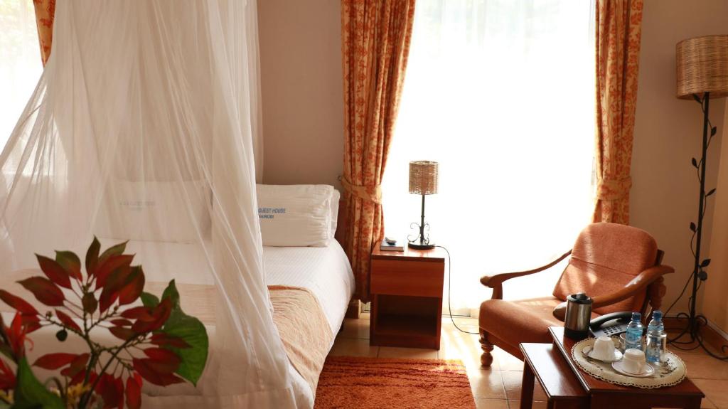 Llit o llits en una habitació de ACK Guest House Nairobi