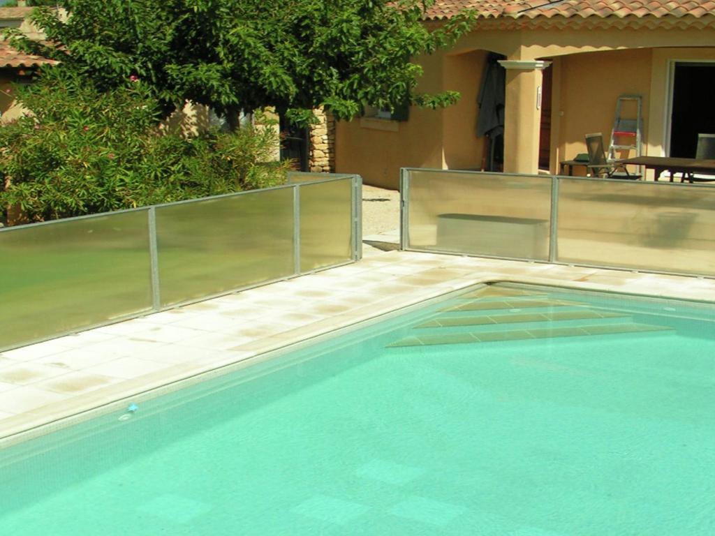 una piscina con una valla alrededor en Cozy cottage in Carpentras with fenced pool en Carpentras