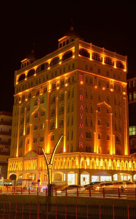 Un gran edificio está iluminado por la noche. en RAYMAR HOTELS MARDİN, en Mardin