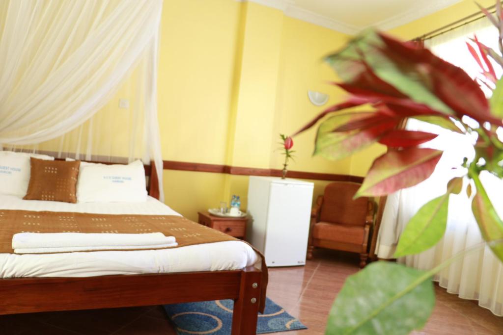 Llit o llits en una habitació de ACK Guest House Nairobi