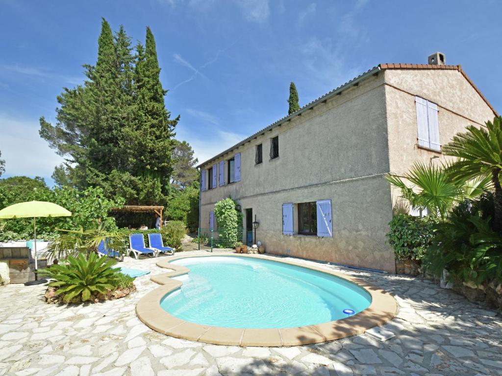 uma villa com piscina em frente a uma casa em Quiet villa near the beach at Fr jus em Fréjus