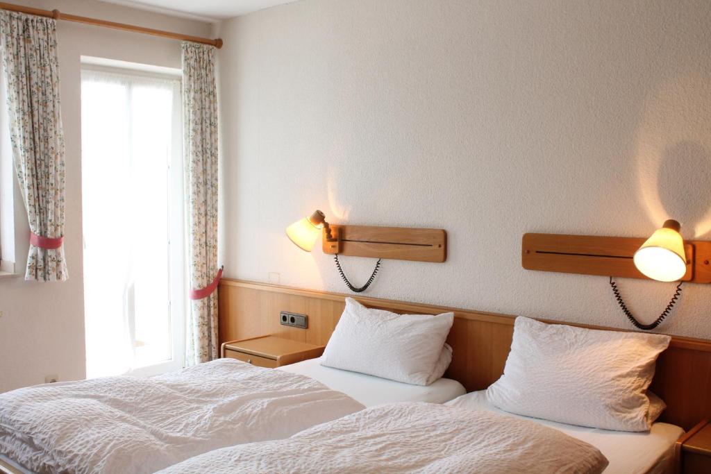 Postel nebo postele na pokoji v ubytování Hotel Garni Lindenmühle