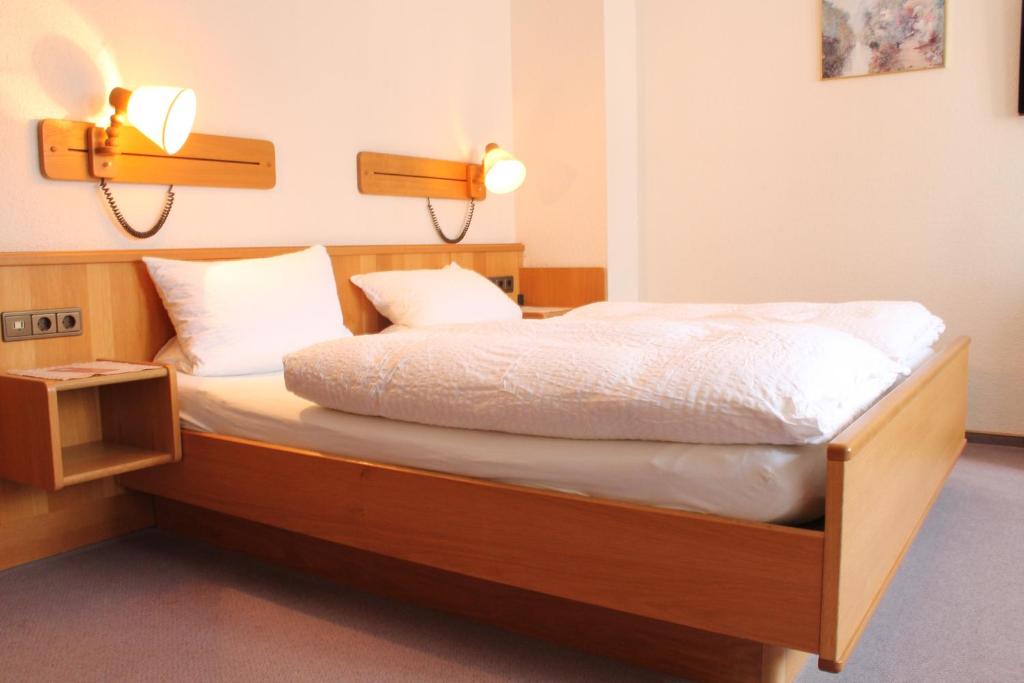 Postel nebo postele na pokoji v ubytování Hotel Garni Lindenmühle