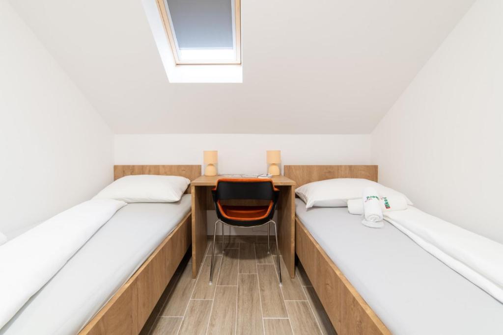 Apartmani Špoljar - Twin Room With Bathroom