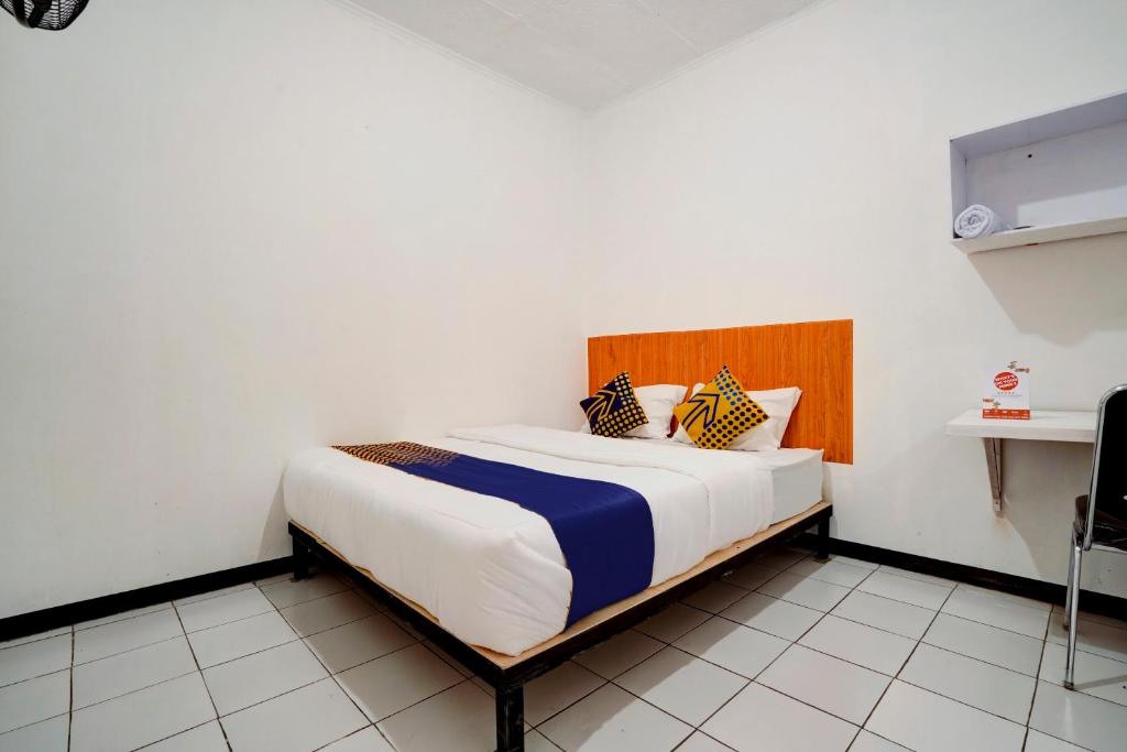 una camera con un grande letto di SPOT ON 90200 Pondok Sabaraya Cileunyi Syariah a Bandung