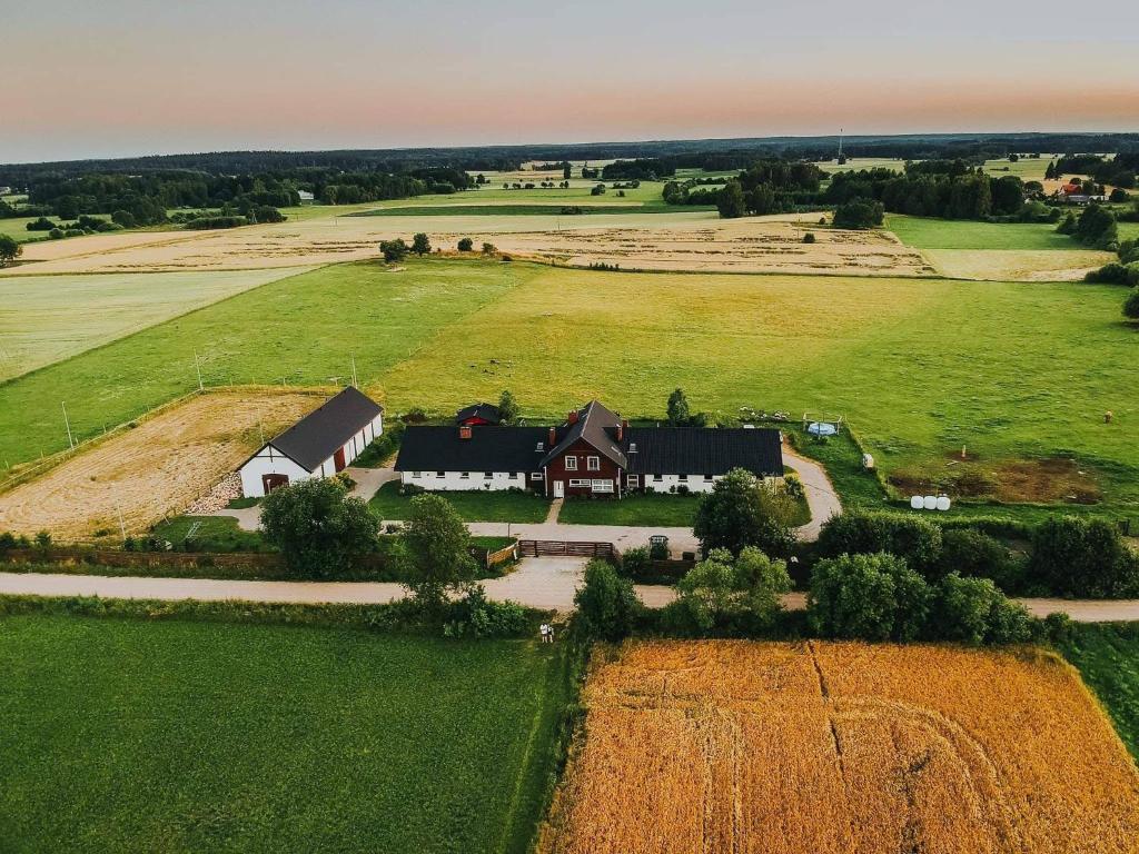 eine Luftansicht eines Hauses in der Mitte eines Feldes in der Unterkunft Stajnia Zamczysk in Zamczysk