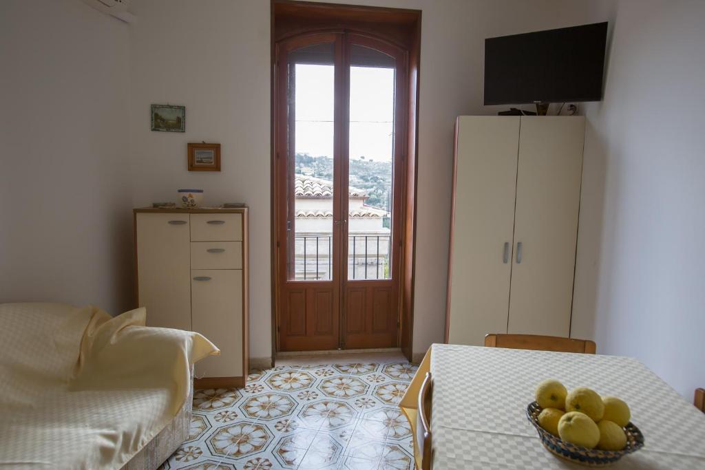 salon ze stołem i miską owoców w obiekcie Casa Terranova Modica w mieście Modica