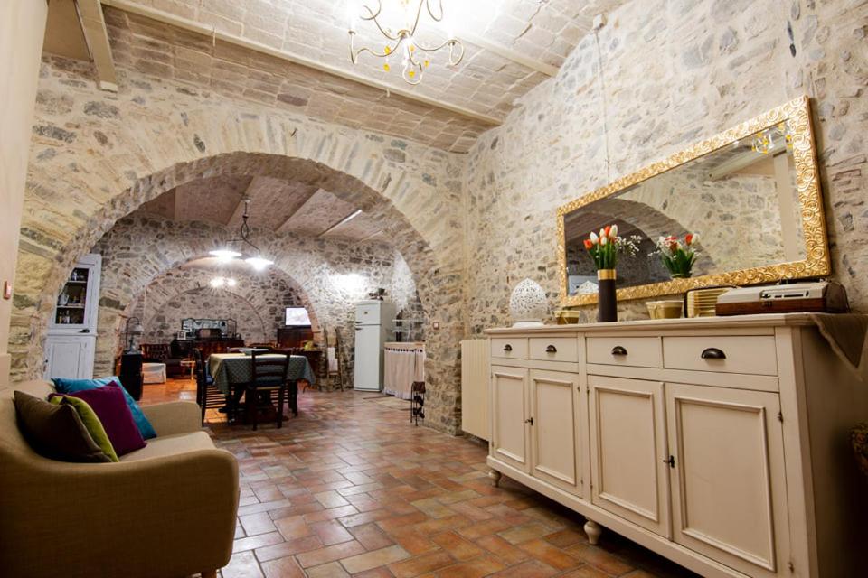 sala de estar con mesa y espejo en Dimora Pietrantica, en Rocca Imperiale
