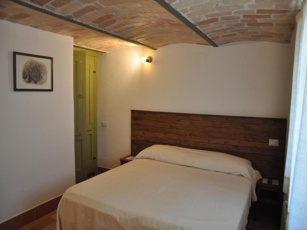 1 dormitorio con cama y puerta verde en Casa Dona' Penne, en Penne