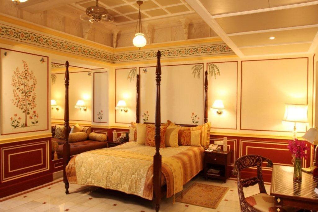 Postel nebo postele na pokoji v ubytování Taj Lake Palace Udaipur