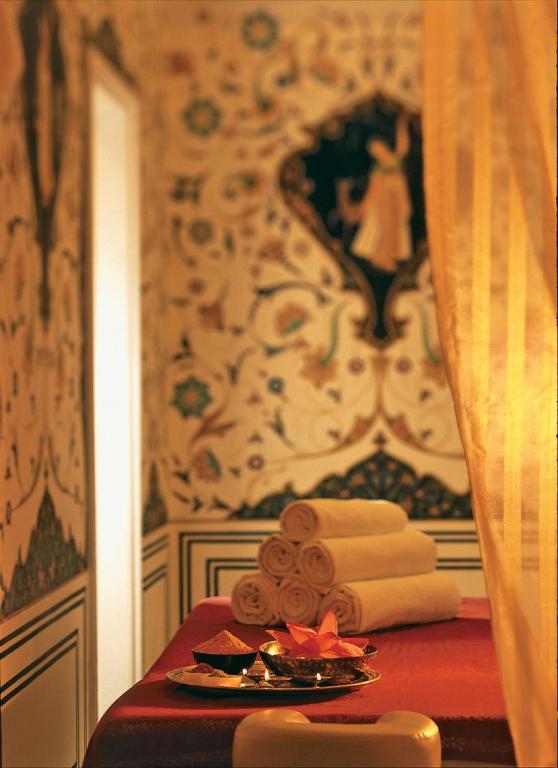 Postel nebo postele na pokoji v ubytování Taj Lake Palace Udaipur