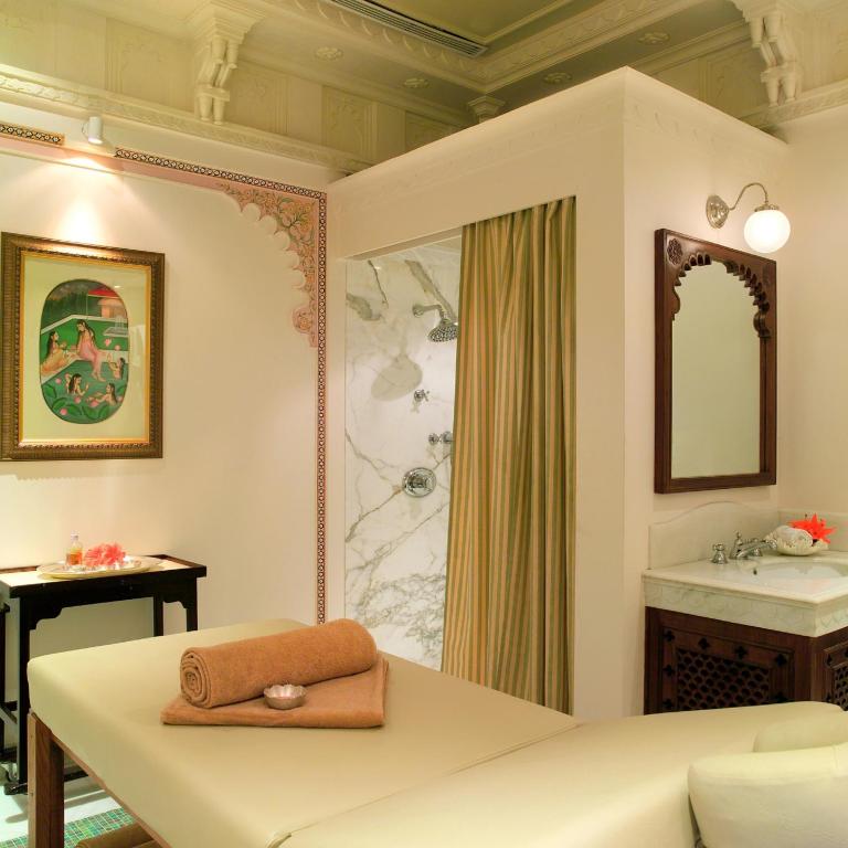 Postel nebo postele na pokoji v ubytování Taj Lake Palace Udaipur
