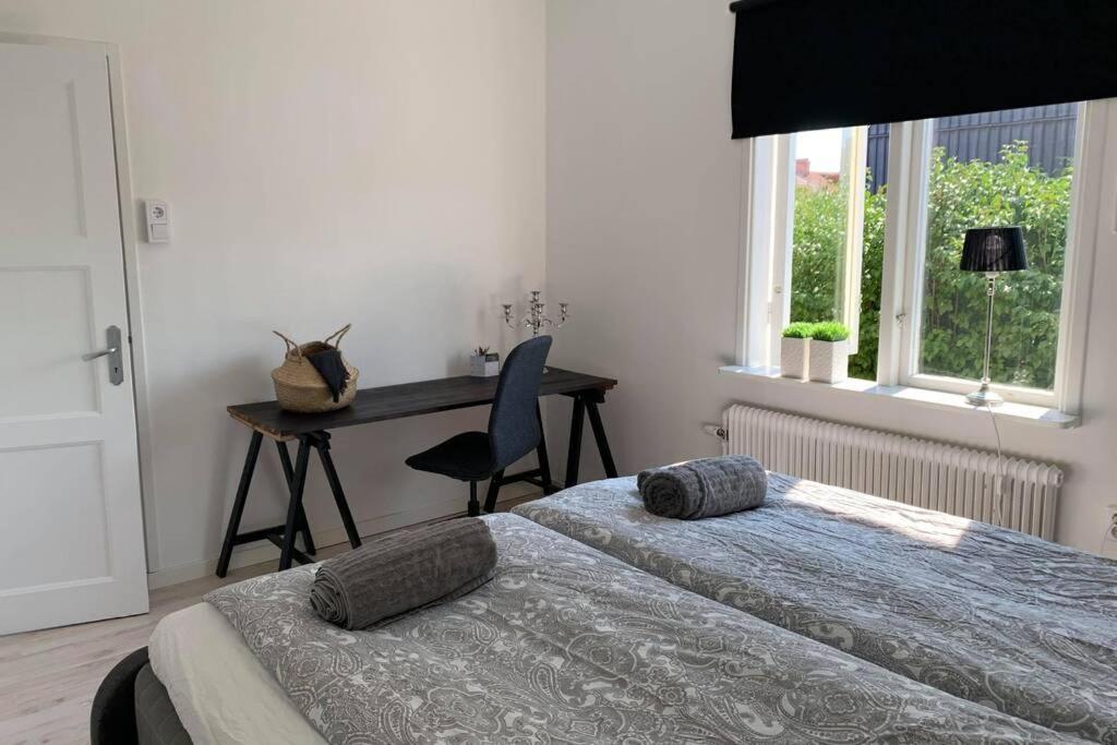 Säng eller sängar i ett rum på Toppmodern familjelägenhet nära Kalmar slott och långviksbadet