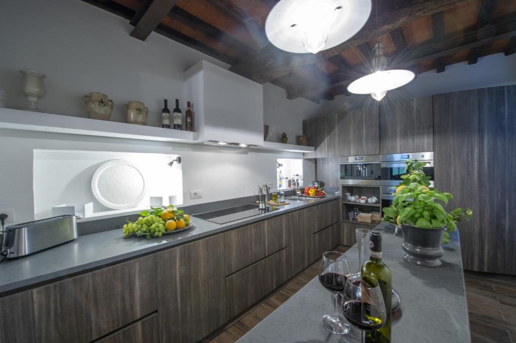 Kuchyňa alebo kuchynka v ubytovaní Villa il Vigneto - Homelike Villas