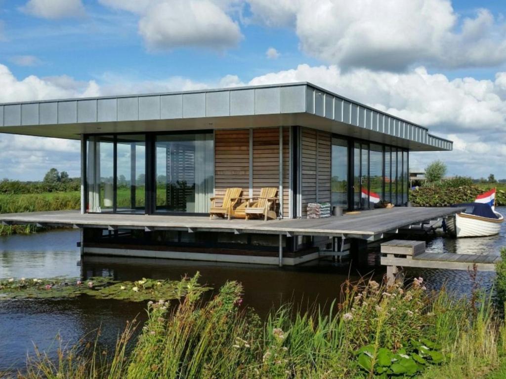 Lovely house boat in Goengahuizen with sauna, Goëngahuizen – Updated 2023  Prices