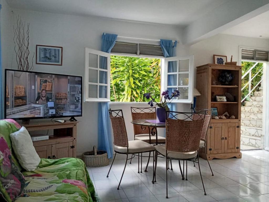 TV a/nebo společenská místnost v ubytování Les Hauts de Terrasson