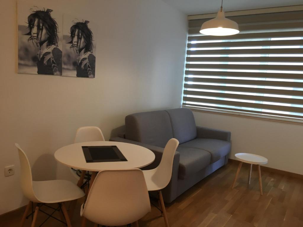 Lungomare Lux Apartments tesisinde bir oturma alanı