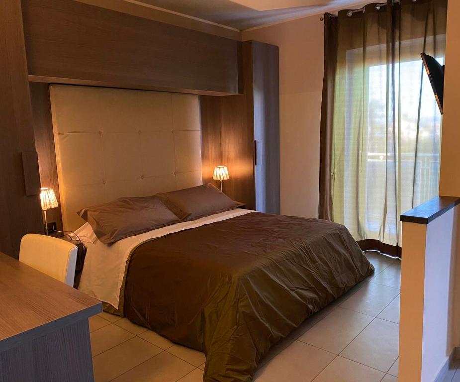 Victoria Hotel tesisinde bir odada yatak veya yataklar