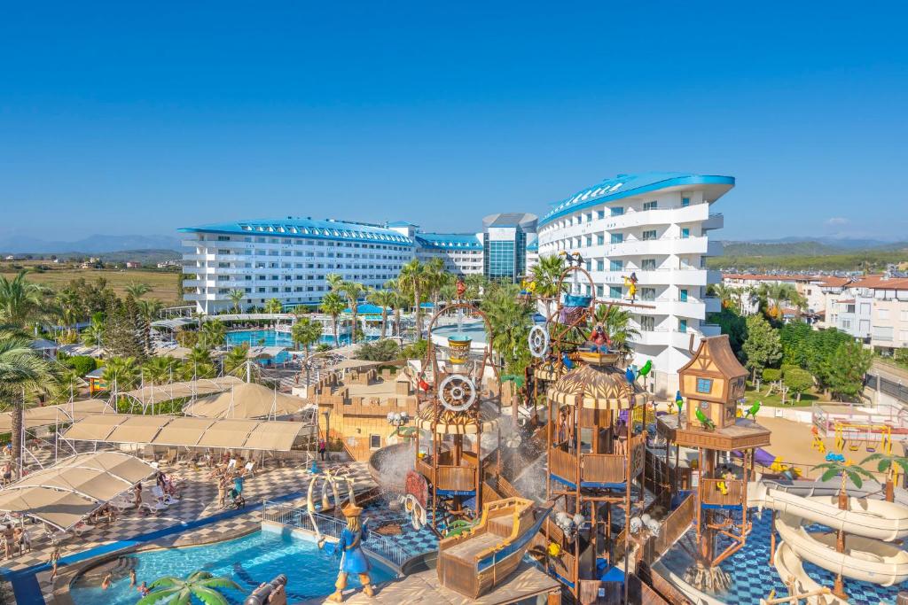 een afbeelding van een waterpark in een resort bij Crystal Admiral Resort Suites & Spa - Ultimate All Inclusive in Kızılot