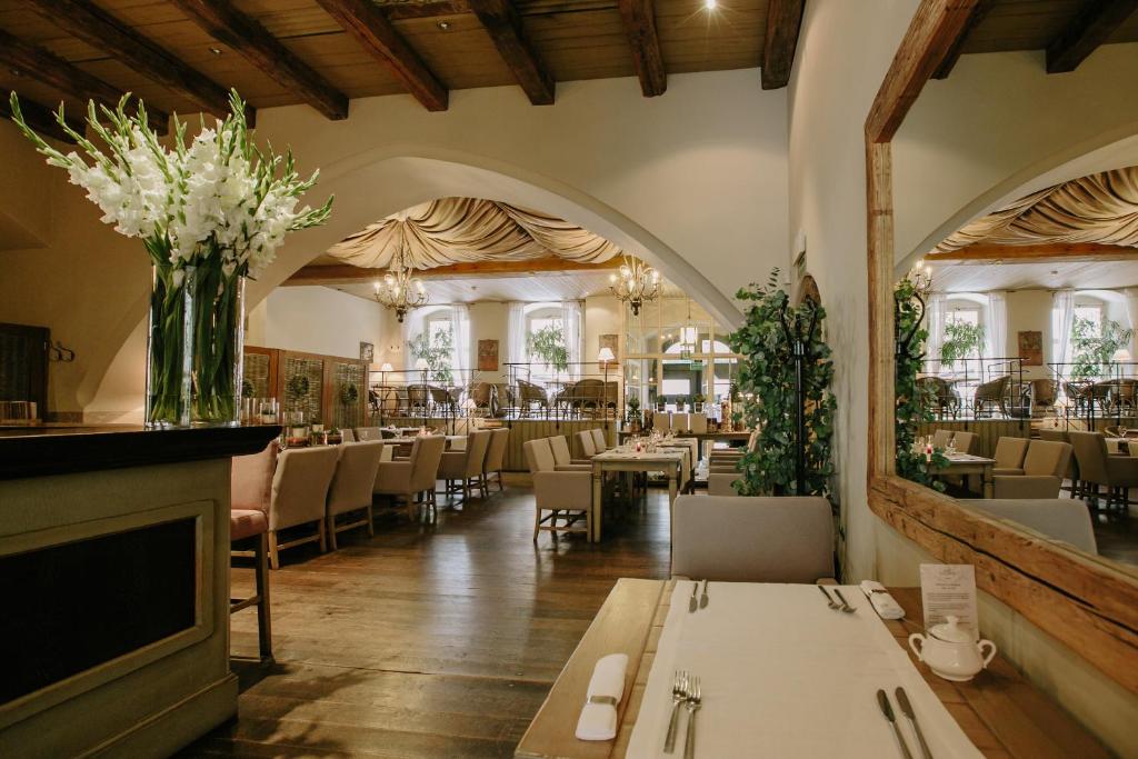 Reštaurácia alebo iné gastronomické zariadenie v ubytovaní Art Hotel