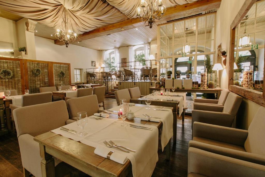 Reštaurácia alebo iné gastronomické zariadenie v ubytovaní Art Hotel