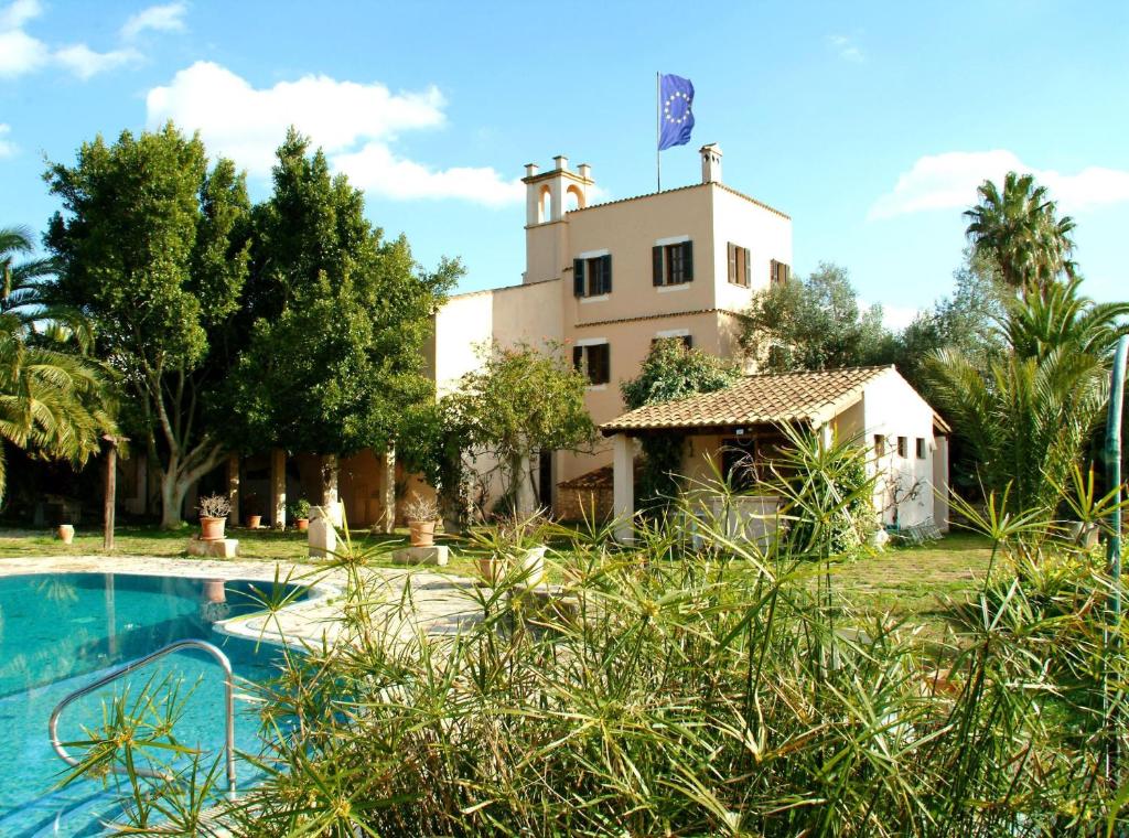 une villa avec une piscine et une maison dans l'établissement Son Baulo, à Lloret de Vistalegre