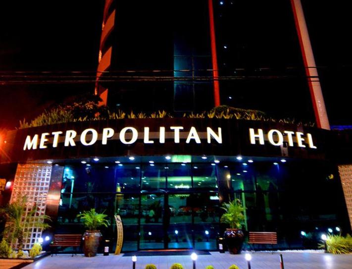 um hotel metropolitano é iluminado à noite em Metropolitan Hotel em Teresina