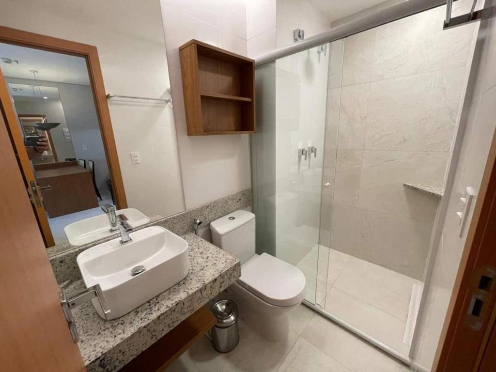 a bathroom with a toilet and a sink and a shower at Apto SALINAS EXCLUSIVE RESORT in Salinópolis