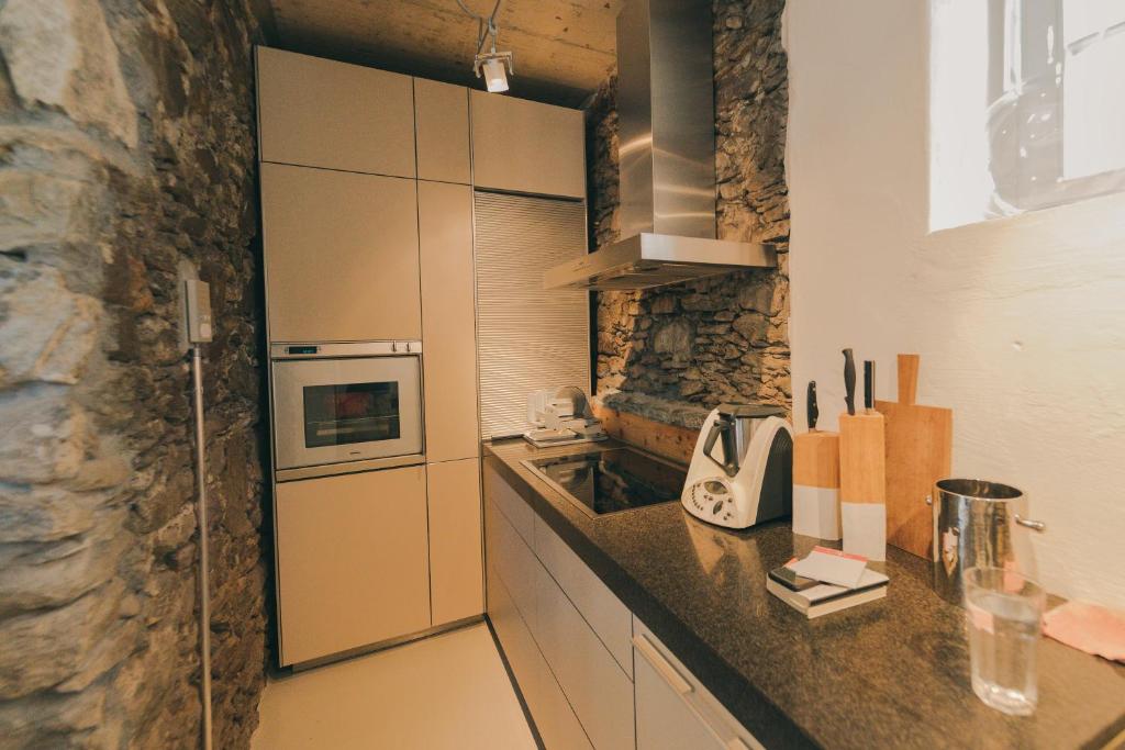 Kuchyň nebo kuchyňský kout v ubytování Alte Post Saas-Fee