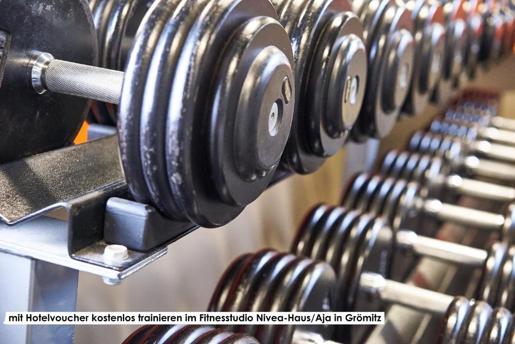 Fitness centrum a/nebo fitness zařízení v ubytování HofHotel Krähenberg
