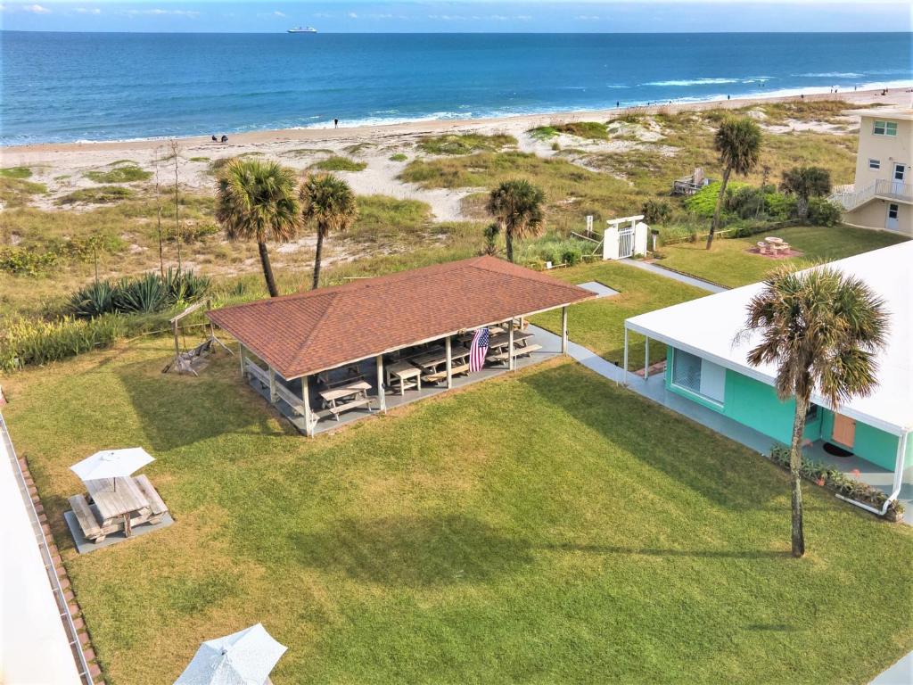 una vista aérea de una casa y de la playa en Sea Aire Oceanfront Inn, en Cocoa Beach