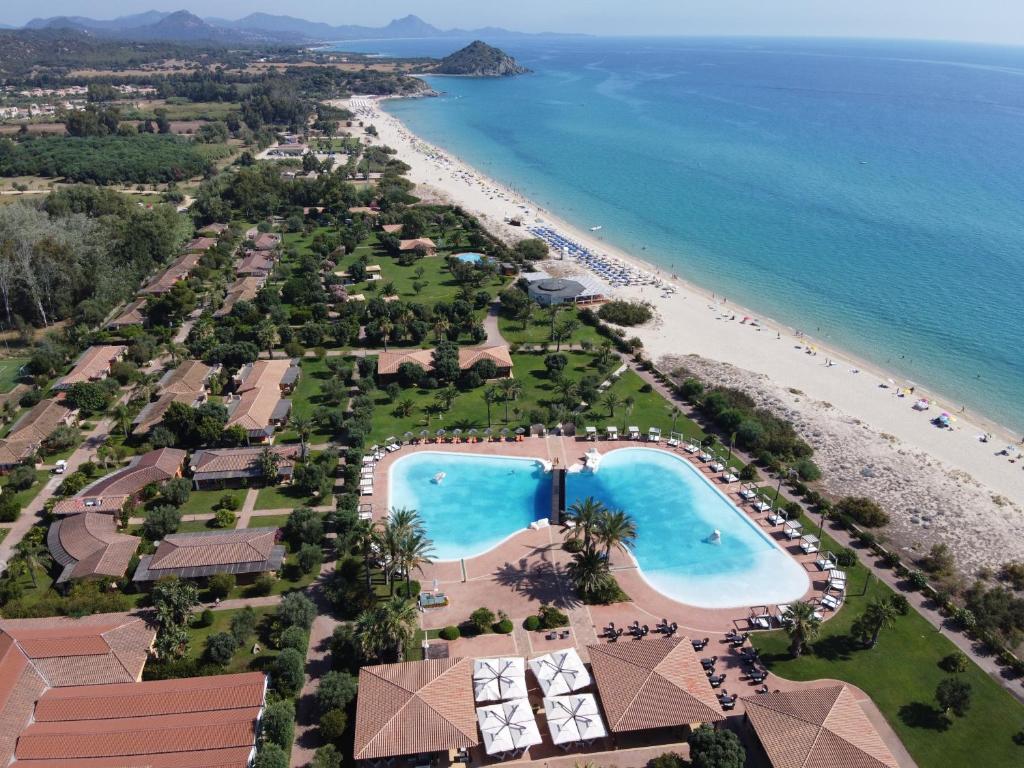 Luftblick auf ein Resort und den Strand in der Unterkunft Hotel Garden Beach in Castiadas