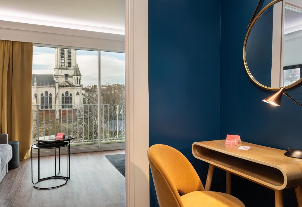 Hôtel Charlemagne by Happyculture - Resim 10