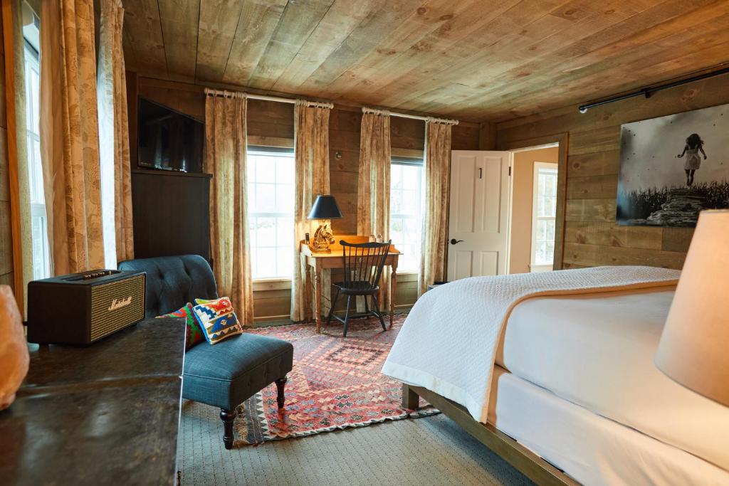 Shelter Harbor Inn - Standard King Room