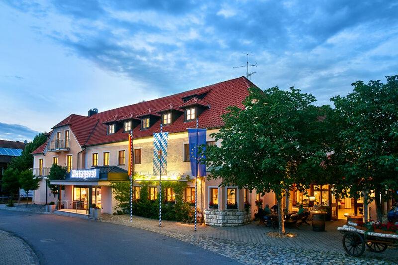 ein großes Gebäude mit rotem Dach auf einer Straße in der Unterkunft Landgasthof Euringer in Beilngries