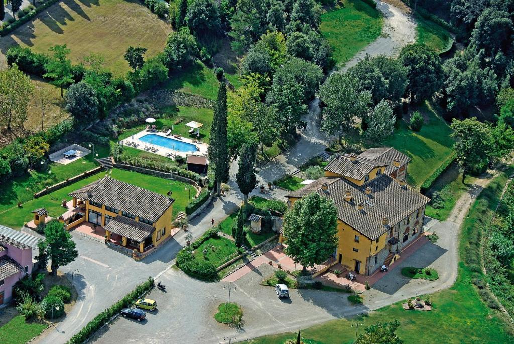 een luchtzicht op een groot huis met een zwembad bij Il Borgo di Villa Castelletti Country Hotel in Signa