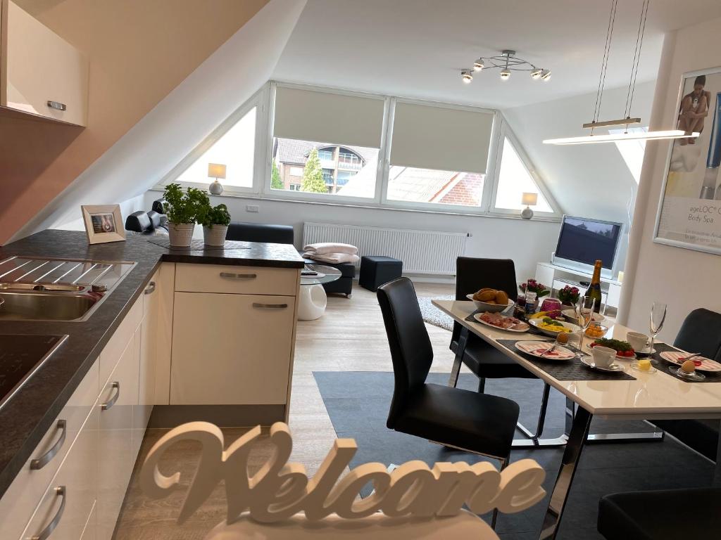 a kitchen and dining room with a table and chairs at Ferienwohnung Olli Koch in Reken