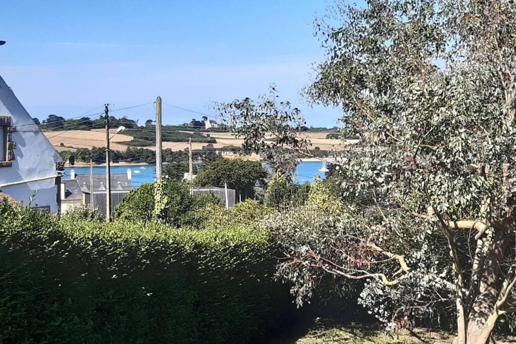 - une vue sur la piscine depuis le jardin dans l'établissement Appartement avec vue mer 3 étoiles, à Paimpol