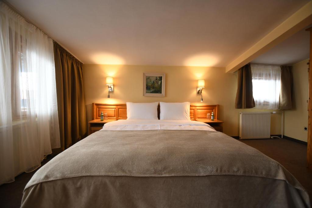 Ένα ή περισσότερα κρεβάτια σε δωμάτιο στο Hotel Dolomiti & Villa