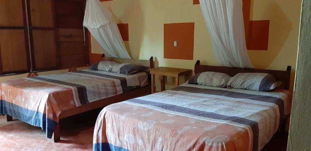 Postel nebo postele na pokoji v ubytování Centro Ecoturistico Ya´ajche