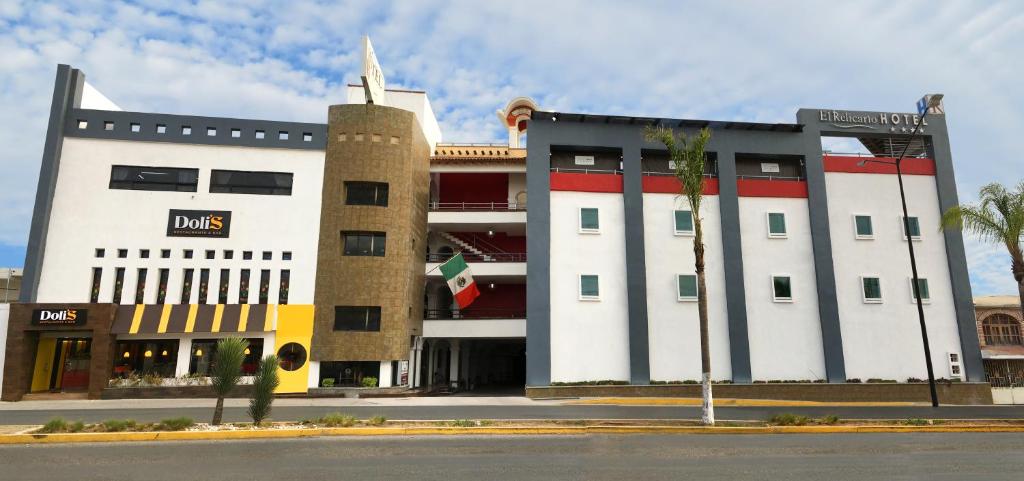 a building on the corner of a street at Hotel El Relicario in Dolores Hidalgo