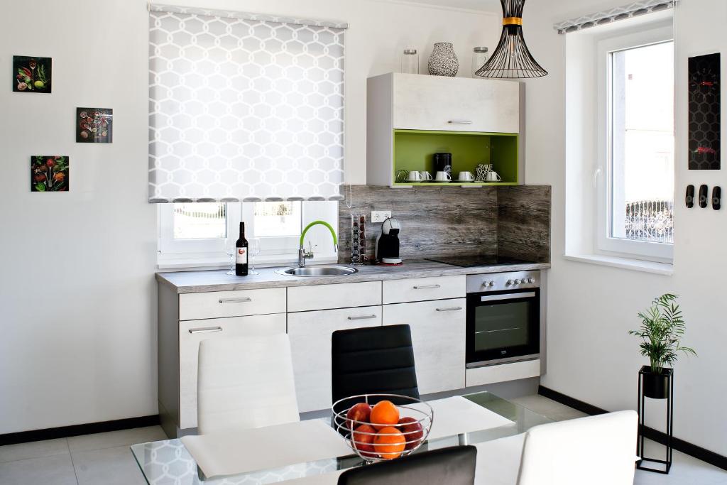 Kuchyň nebo kuchyňský kout v ubytování A-765 Apartman
