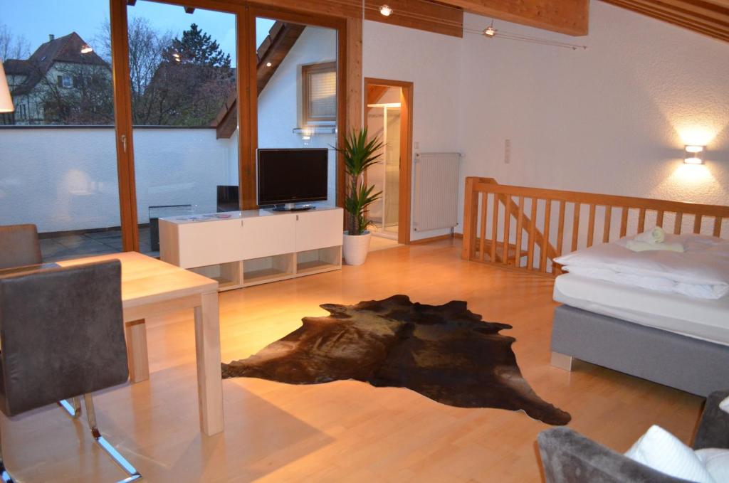 a living room with a large tree stump on the floor at Prinz City Apartments in Neckarsulm