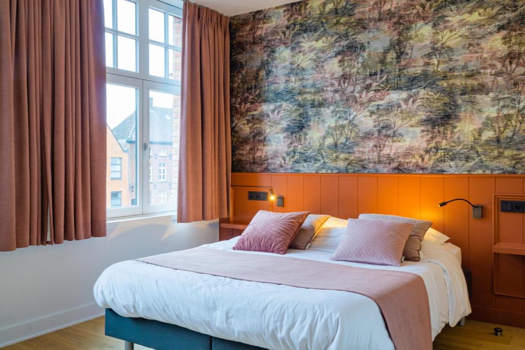 A bed or beds in a room at B&B Contrast
