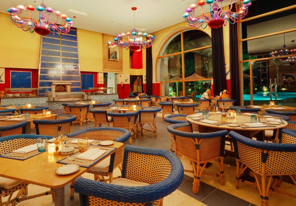 Restaurace v ubytování Grand Rotana Resort & Spa